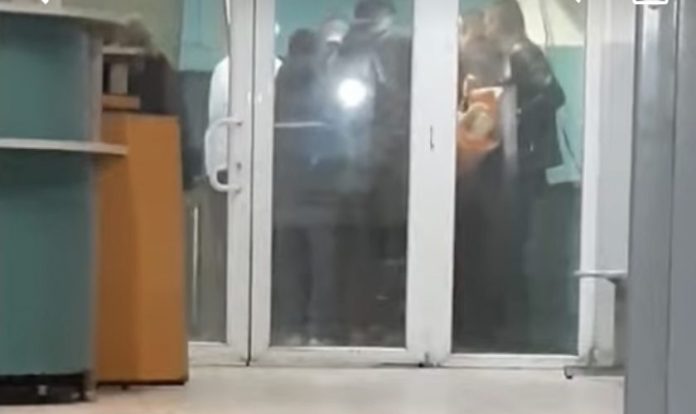 Prishet ashensori në spitalin e Tetovës, pacientët barten shkallëve