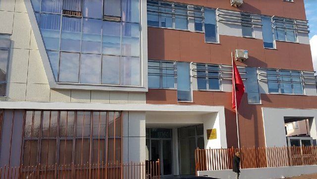 Në pronësi të çiftit të dënuar për trafikim armësh, drogë dhe falsifikim, sekuestohet pasuria me vlerë 300 mijë euro në Elbasan
