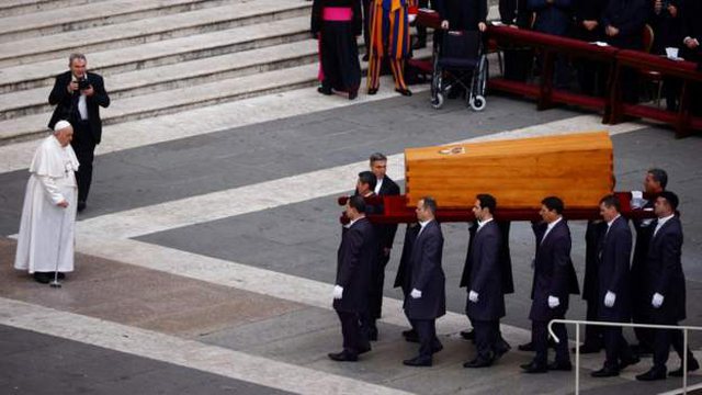 Meshës së funeralit të Papa Benediktit i erdhi fundi, trupi pritet të varroset në vendin e prehjes së Papa Gjon Palit II