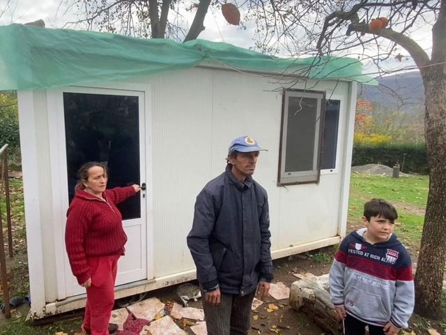 Pezullohet rindërtimi i shtëpive në Lezhë, familjet kalojnë dimrin e katërt në konteinerë