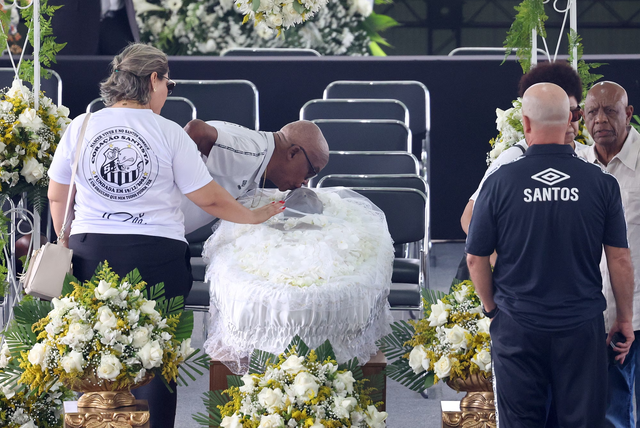 Dalin pamjet/ Brazilianët prekin trupin e Pele, i japin lamtumirën e fundit