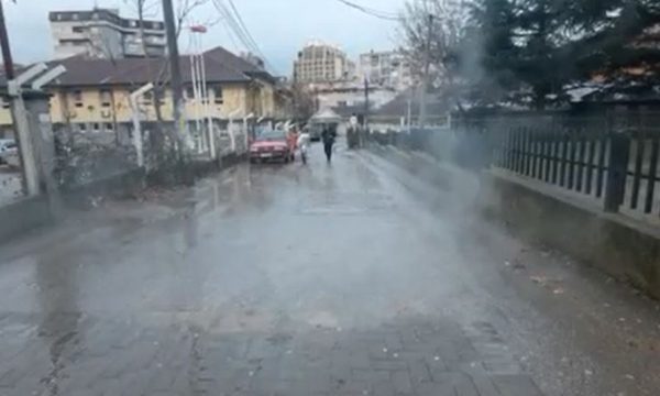 Shpërthejnë gypat e “Termokos’it”, vlon uji nëpër rrugë