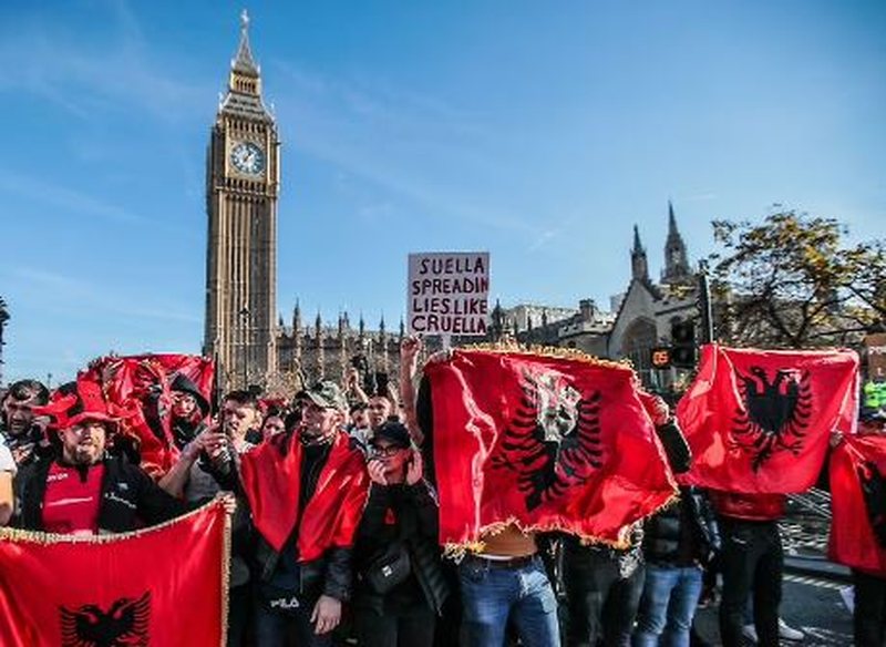 BBC tregon sa shqiptarë kanë shkuar në Britaninë e Madhe dhe arsyet pse largohen nga Shqipëria