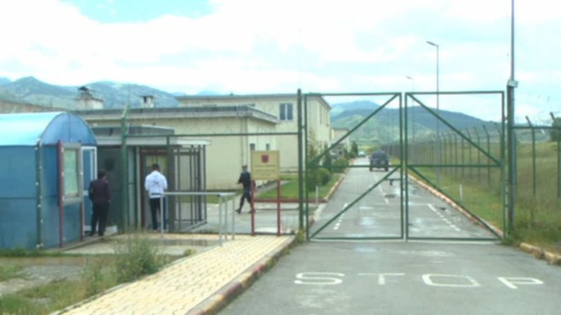 Po fuste drogë brenda burgut të Drenovës, arrestohet polici