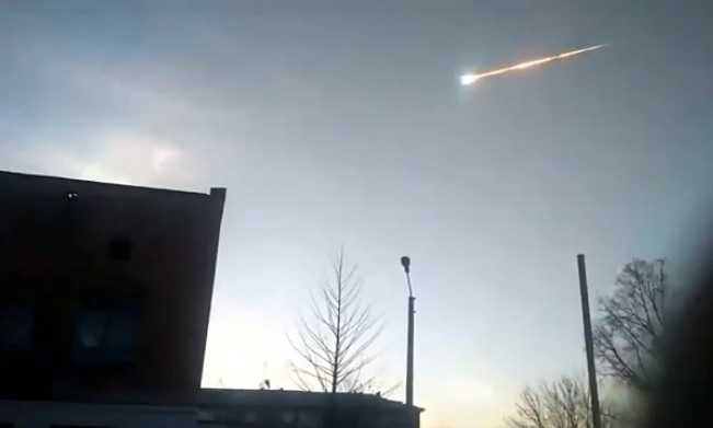 Meteori ndriçon qiellin në Rusi, kthen “natën në ditë”