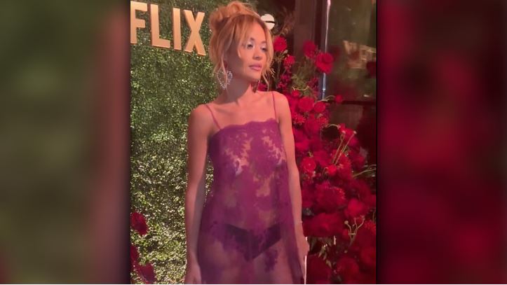 FOTOT/ Nuk i lë vend imagjinatës, Rita Ora çmend fansat me fustanin transparent