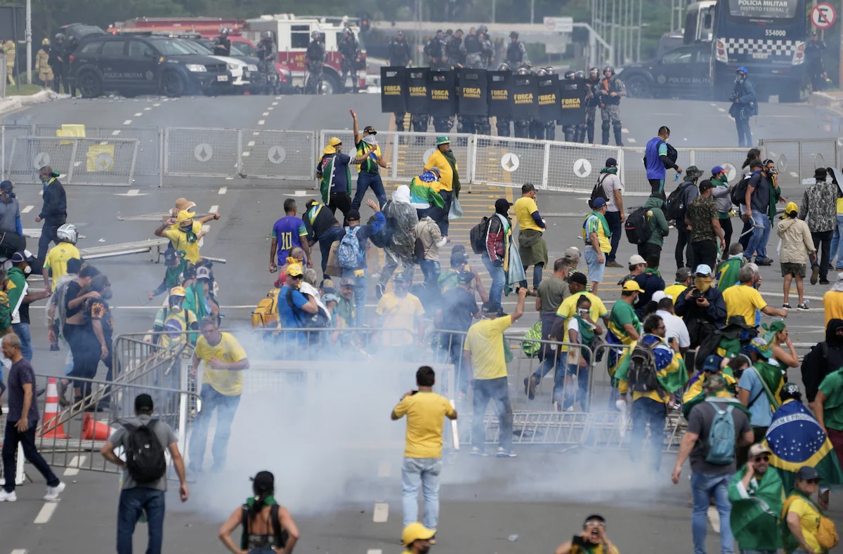 Trazira të mëdha në Brazil! Mbështetësit e Bolsonaros sulmojnë ndërtesat qeveritare