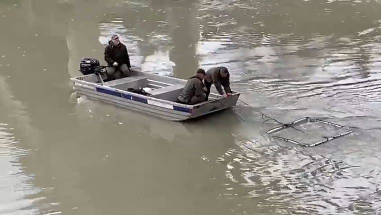 Misteri/ Dyshohet se ra me makinë në Seman, nisin sërish kërkimet në lumë për Mateo Likën (VIDEO)