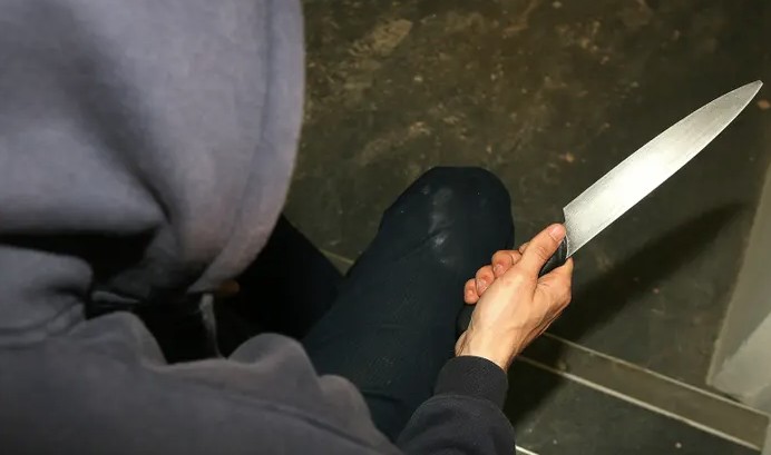 Itali/ Shqiptari kërcënon me thikë një grua, e mbyll në dollap dhe i merr 20 mijë €‎
