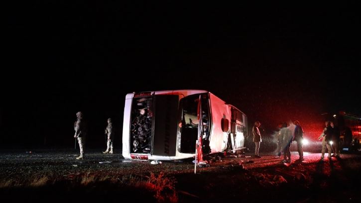 Aksident i rëndë në Turqi/ Përmbyset autobusi! Vdesin 5 persona, mes tyre edhe fëmijë