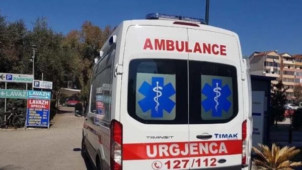 Shoferja me ‘Volkswagen’ përplas motorin në Vlorë, drejtuesi niset me urgjencë në spital