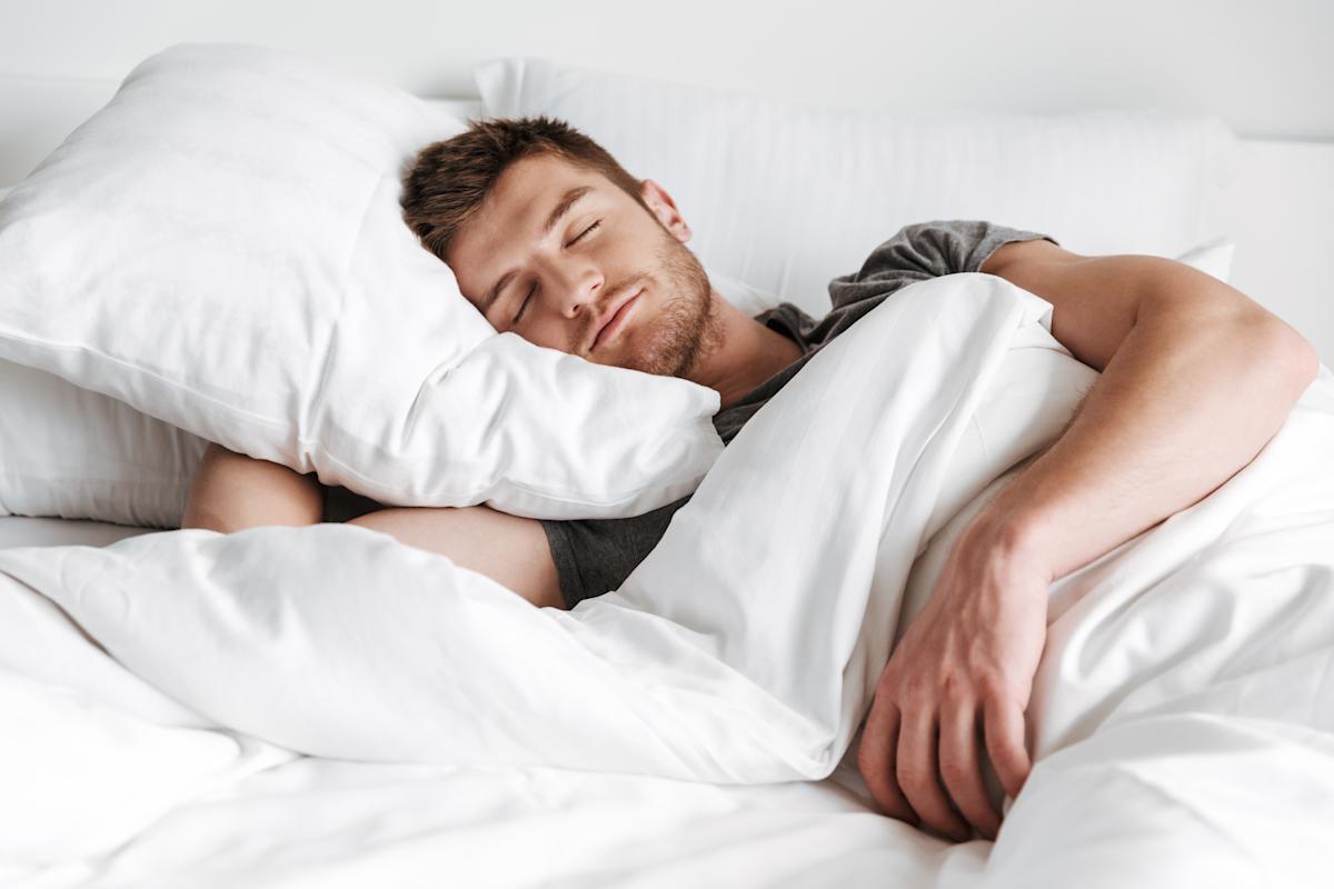 Studimi: Pothuajse gjysma e meshkujve beqarë lajnë 1 herë në 4 muaj çarçafët