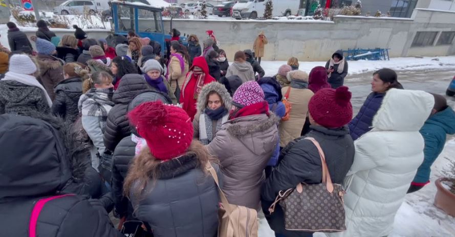 U kanë përgjysmuar rrogën, punonjëset e fasonerisë në Bilisht dalin në protestë