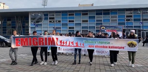Në Tiranë protestohet për Luizin, në Elbasan protestohet për emigrimin e të rinjve