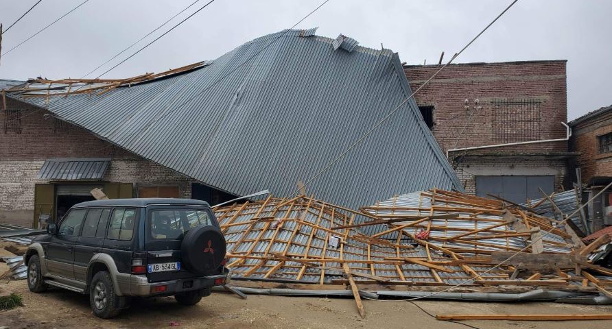Era e fortë rrëzon çatinë e një ndërtese në Korçë, për pak rrezikoi jetën e dy të rinjve