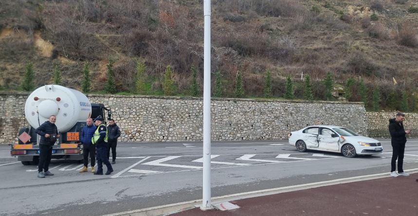 Aksident në Pogradec, mjeti që transportonte gas përplaset me makinën tip Volkswagen