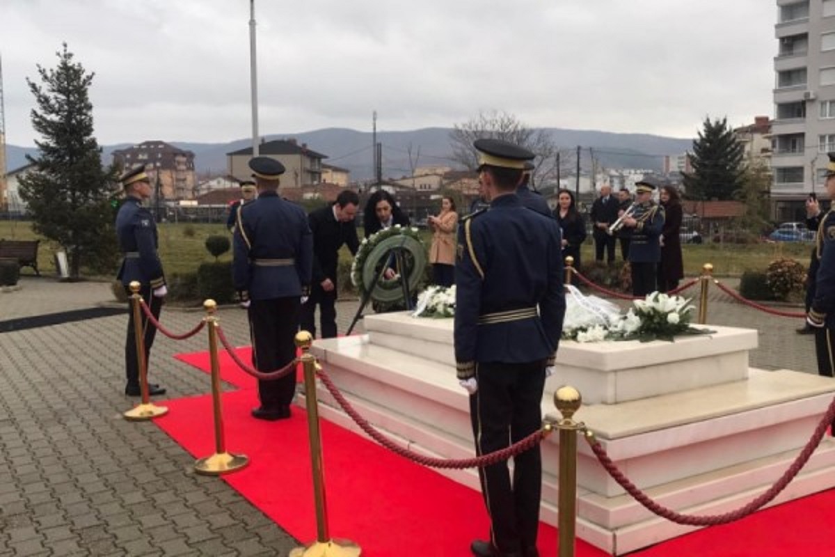 Kurti: E kujtojmë ish-presidentin Rugova për qëndrimin intelektual dhe sjelljen paqësore
