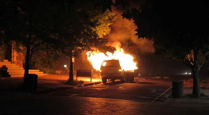 Vazhdon “trendi” i djegies së makinave, shkrumbohet mjeti i Agron Nikajt në Vlorë