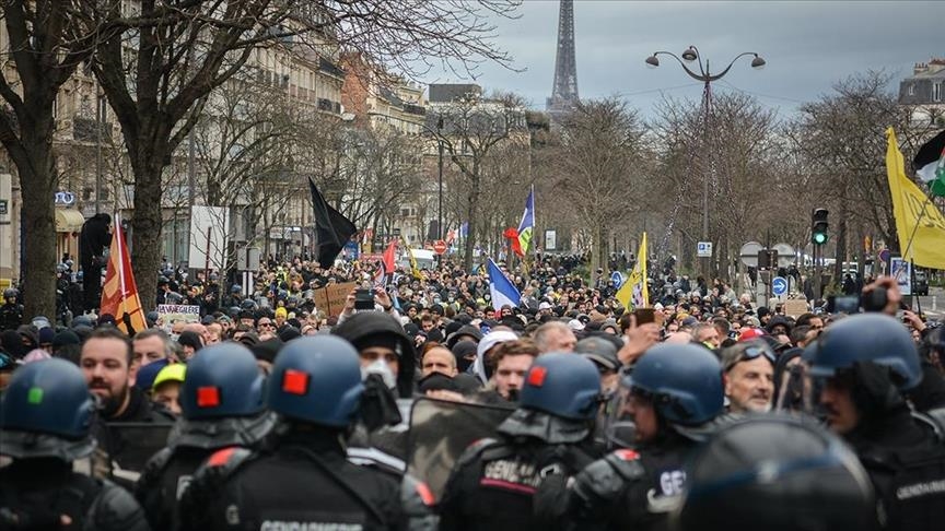 Kaos në Francë/ Protestat për rritjen e moshës së pensionit, bllokohet mësimi në shkolla dhe transporti publik