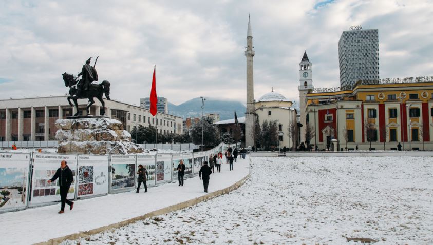I ftohti “mbërthen” Shqipërinë, më 7 dhe 8 shkurt pritet që Tirana të zbardhet nga dëbora