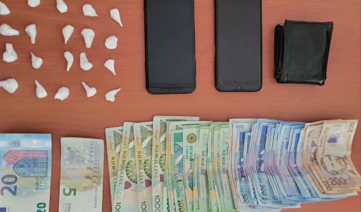 25 doza kokainë, euro, dollarë dhe paund, arrestohet 33-vjeçari në Fier