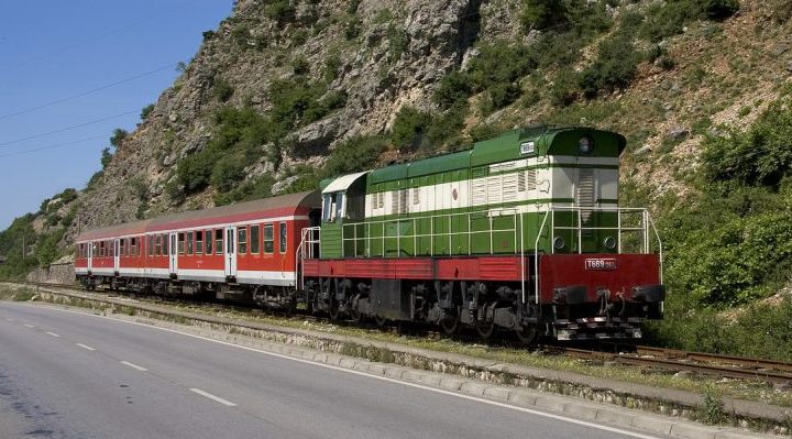 Hekurudha shqiptare në pikën e “vdekjes”, në rënie transporti i mallrave dhe pasagjerëve