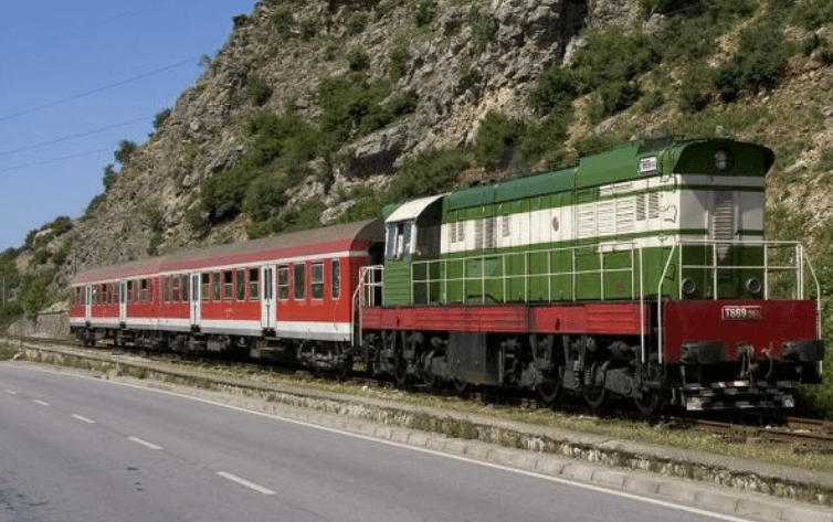 Udhëtimi me tren drejt zhdukjes, në gjithë Shqipërinë lëvizin vetëm 67 persona në ditë