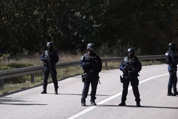 Të shtëna në Veri, serbët në makinë hapën zjarr me armë ndaj Policisë së Kosovës