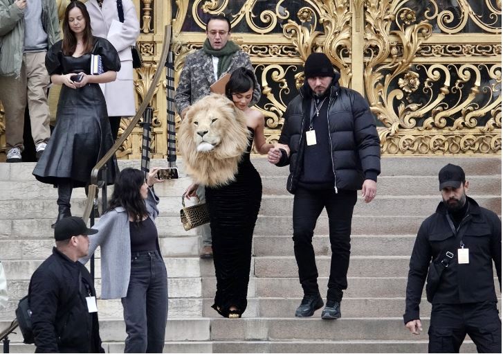 FOTOT/ Kylie Jenner shfaqet me fustanin me kokë luani, por pse u zemëruan fansat?