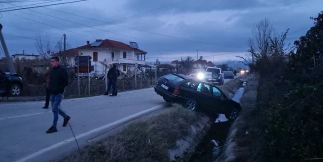 Makina përfundon në kanal, plagoset një grua dhe dy fëmijë në Korçë