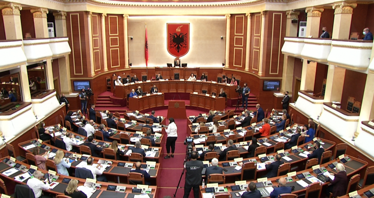 Deputetët të zhytur në luks, ja sa harxhuan për oferta telefoni dhe naftë nga taksat e shqiptarëve