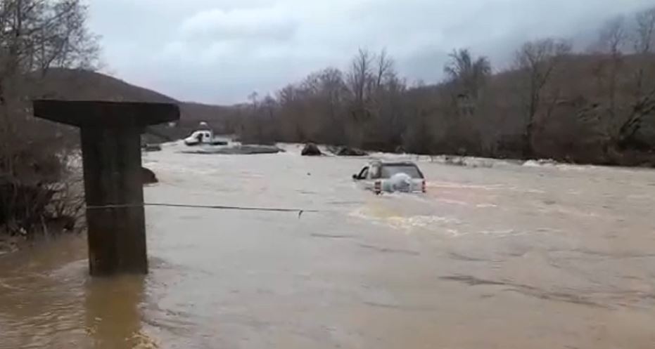 Makina ngec duke kaluar lumin, banorët e zonës shpëtojnë familjen me 5 anëtarë në Lezhë