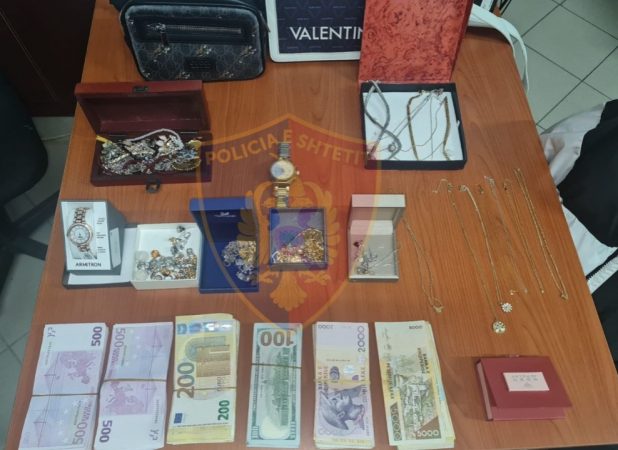 Pastruesja me djalin vjedhin 120 mijë euro në vilën në Tiranë, me paratë kishin blerë makina