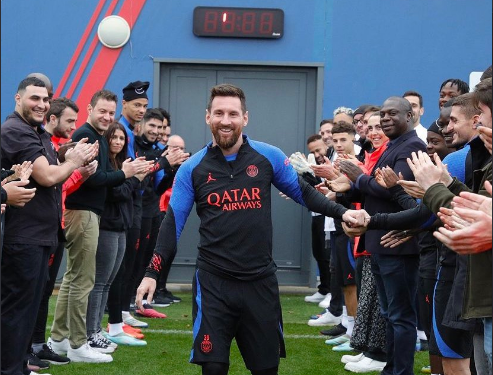 VIDEO/ Messi kthehet si kampion bote te PSG-ja, shokët dhe stafi e presin me një çmim të dedikuar