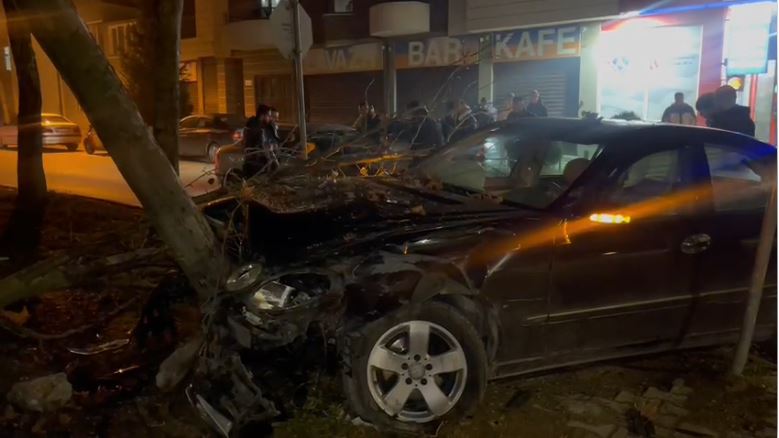 Aksident në Korçë/ Benzi me shpejtësi përplas një makinë dhe përfundon duke i rënë pemës