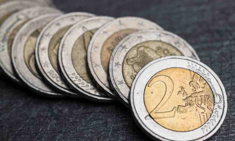 Kush po i falsifikon 2 euro në Kosovë?