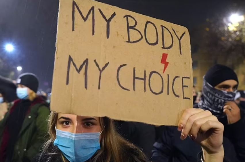 U përdhunua nga xhaxhai/ Vajzës 14-vjeçare me aftësi të kufizuara i ndalohet aborti në Poloni