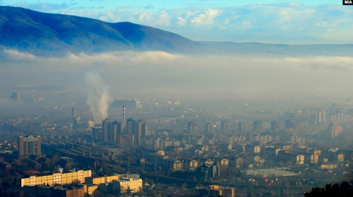 Disa qytete në Maqedoni me ajër ekstrem të ndotur