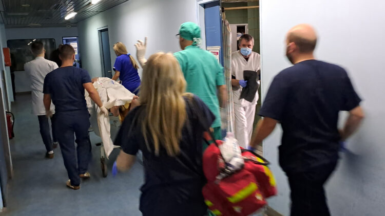 Mediat serbe publikojnë fotografi nga spitali: “Ky është personi i plagosur nga Policia e Kosovës”