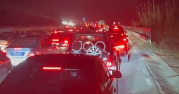 Tmerr në autostradën e Laçit, qindra vetë bllokohen në makina