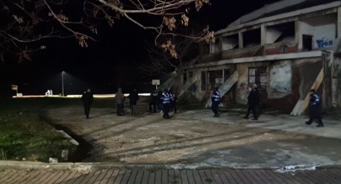Plas thika në Pogradec/ Dy adoleshentë zihen për një vajzë, njëri përfundon në spital