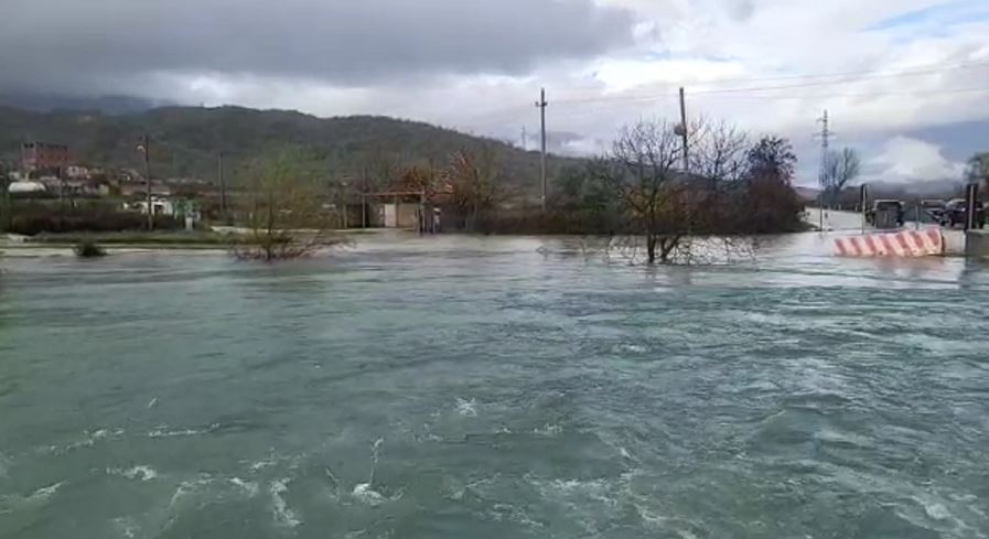 Përkeqësohet situata në Shkodër, reshjet e shiut rrisin sipërfaqet e përmbytura