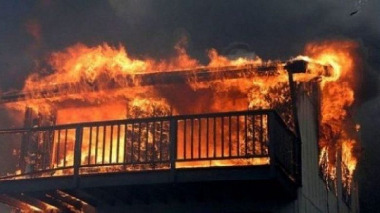 Shkëndija elektrike djeg shtëpinë e dy të moshuarve në Lushnje, kryefamiljari: Nuk ka shpëtuar asgjë