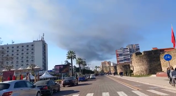 VIDEO/ Zjarr masiv në fabrikën e sfungjerëve, shtëllunga e tymit “pushton” Elbasanin
