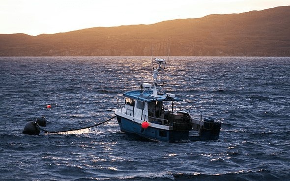 Anija e peshkimit pëson defekt në Vlorë, në bord kishte 3 persona
