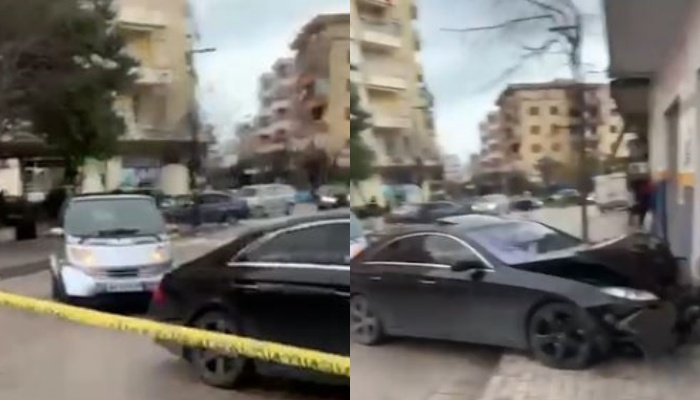 Aksident në Vlorë, makina me shpejtësi përplaset me qepenin e një dyqani