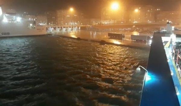 Incidente nga moti i keq/ Trageti i Ankonës përplaset në Portin e Durrësit