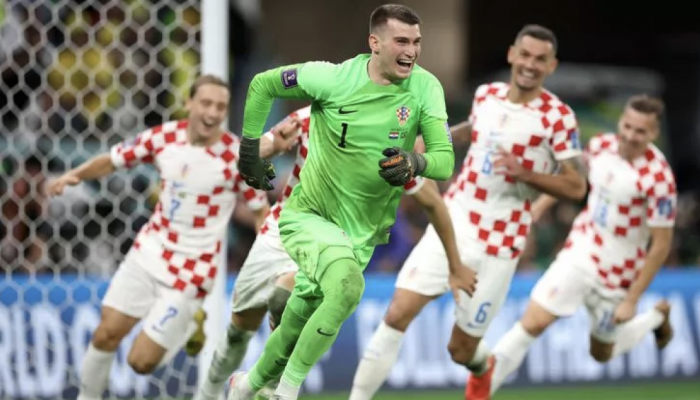 I mbajti në ndeshjen kundër Brazilit, portieri kroat dhuron fanellën dhe dorezat për të ndihmuar Turqinë