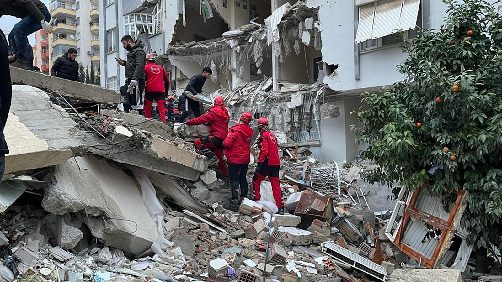 Tërmeti apokaliptik në Turqi dhe Siri/ Shkon në 2500 numri i viktimave, vazhdojnë përpjekjet për shpëtim