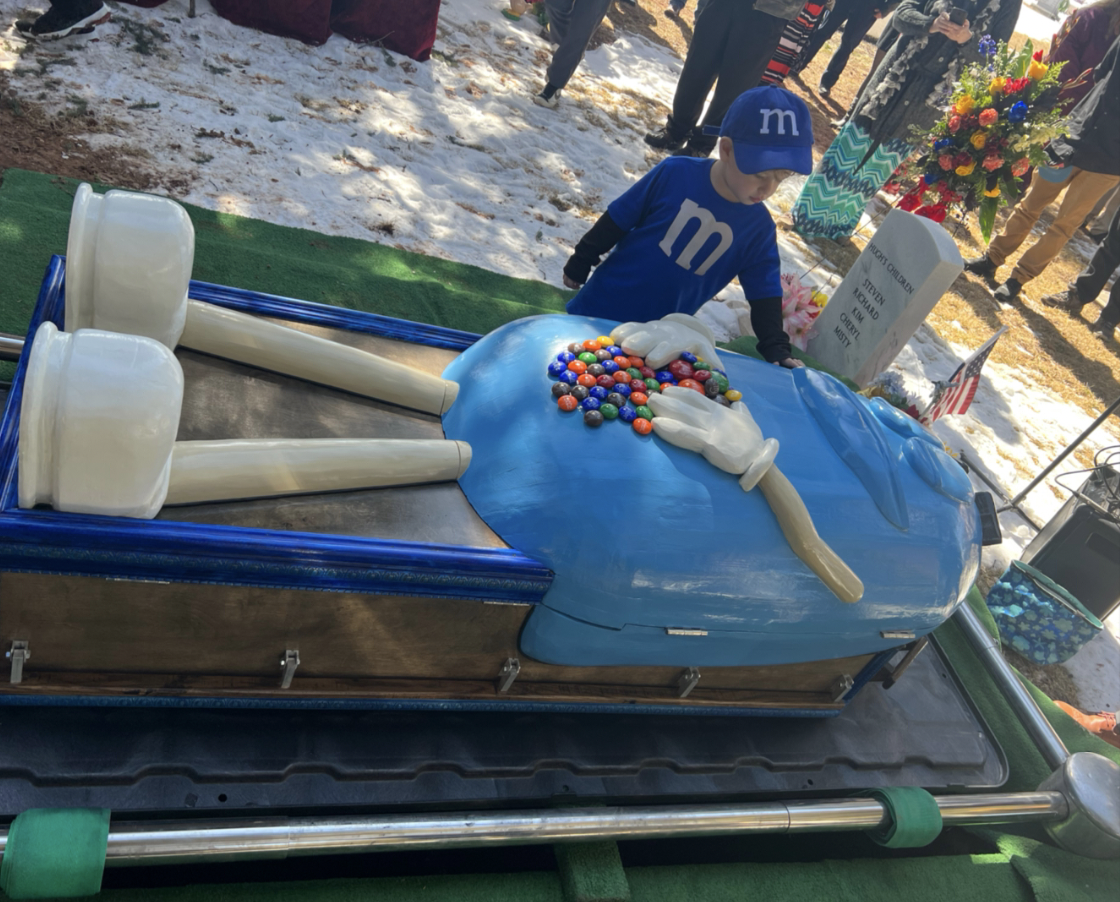 Familja varros të moshuarën në një arkivol të personalizuar me M&Ms
